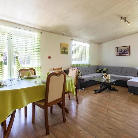 3 Bedroom Gorgeous Apartment In Marcana
