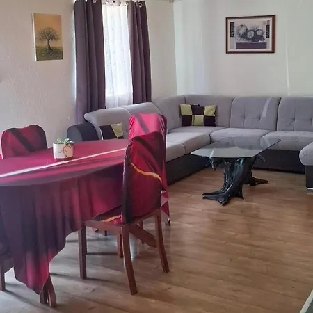 Ya-1909 아파트 Marčana