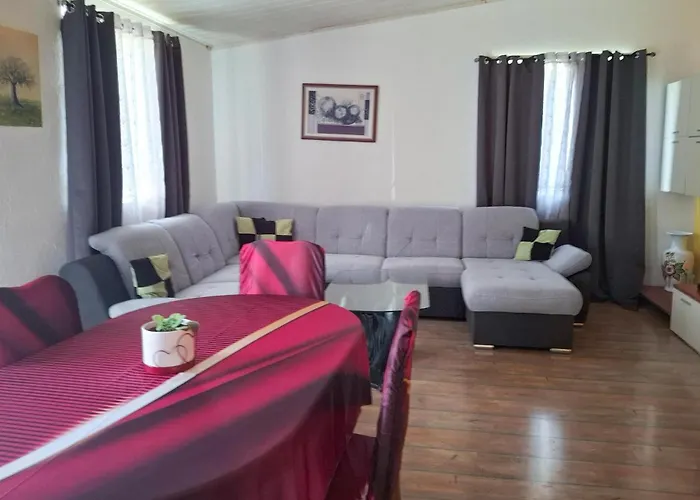 Ya-1909 아파트 Marčana